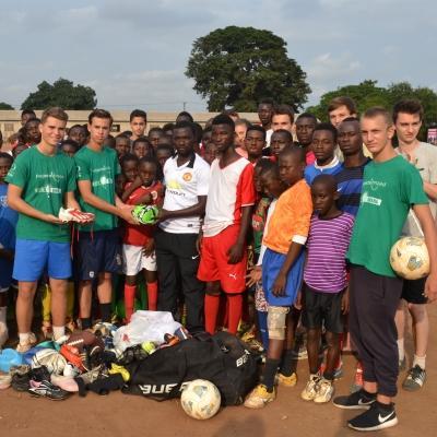 Teenage football volunteer coaches in Ghana donate new equipment to a young local team. Projects Abroad volunteers taking part in football coaching for high school students in Ghana donate new equipment to a local team.